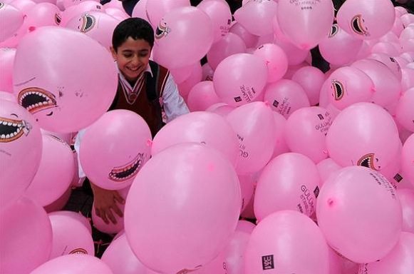 100.000 ballonnen laten Istanbul lachen 100.000 ballonnen laten Istanbul lachen