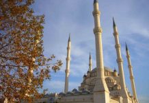 Met een jonge God uit Adana Met een jonge God uit Adana