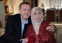 Turkse premier toont laatste eer aan moeder tijdens uitgebreide begrafenis