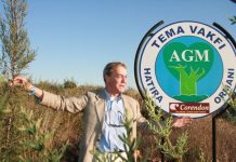 Nederlandse bossen aan de Turkse Rivièra Hank Curfs geeft uitleg over de bosaanplant buiten Antalya. Foto: Slawomira Kozieniec