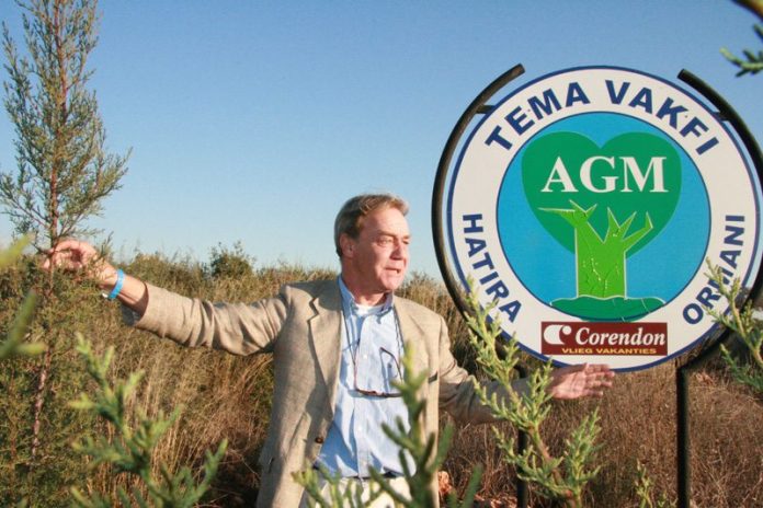 Hank Curfs geeft uitleg over de bosaanplant buiten Antalya. Foto: Slawomira Kozieniec Hank Curfs geeft uitleg over de bosaanplant buiten Antalya. Foto: Slawomira Kozieniec