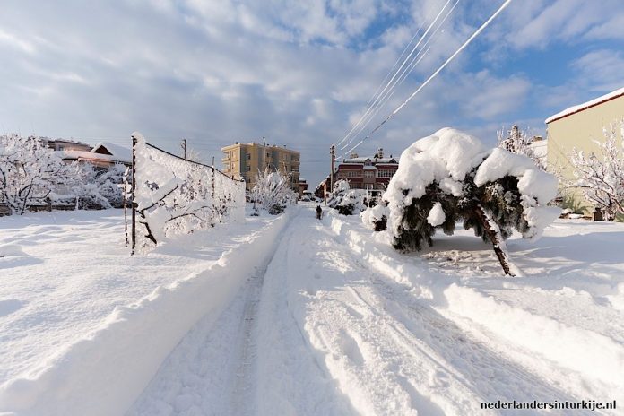 Sneeuwstormen razen over Turkije, nog meer sneeuw onderweg Sneeuwstormen razen over Turkije, nog meer sneeuw onderweg