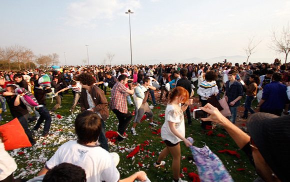 Groot kussengevecht in Kadikoy Istanbul Groot kussengevecht in Kadikoy Istanbul
