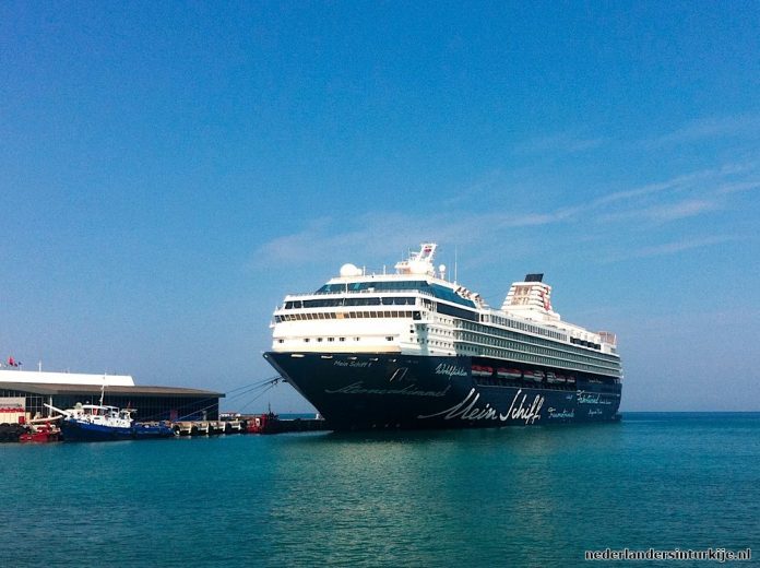 Haven van Kusadasi ontvangt 8 cruiseschepen op 1 dag Haven van Kusadasi ontvangt 8 cruiseschepen op 1 dag