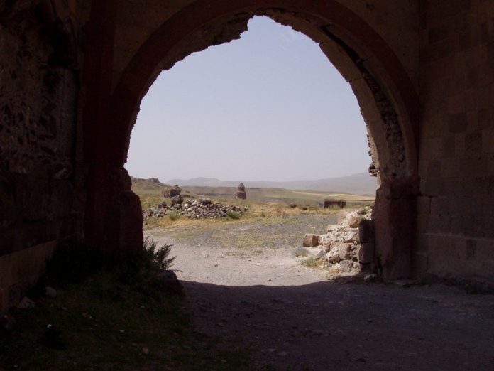 De Leeuwenpoort van Anı