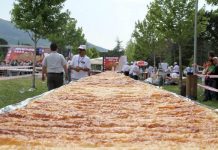 Turkse bakker wil Guinness Book of Records in met 2023 meter börek Record Borek Pastei 2023 meter Bursa Turkije Bakker