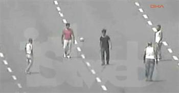 Potje voetballen op de afgesloten rijstroken brug Istanbul Potje voetballen op de afgesloten rijstroken brug Istanbul