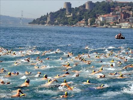 Zwemwedstrijd in de Bosporus trekt veel deelnemers Zwemwedstrijd in de Bosporus trekt veel deelnemers