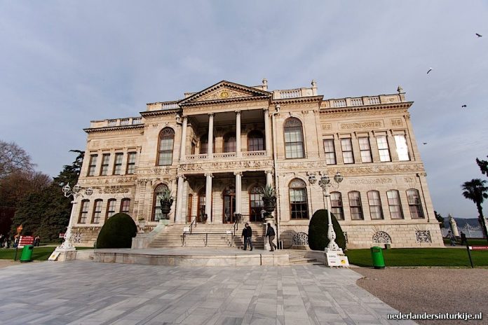 Staat het Dolmabahçe paleis op instorten