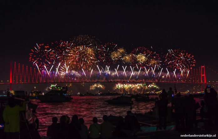 vuurwerk istanbul bosporus