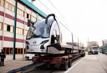 In Bursa geproduceerde zijderups-tram staat op de rails