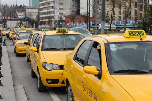Taxi's krijgen nieuwe tarief en snelheidsmeter Taxi's krijgen nieuwe tarief en snelheidsmeter