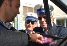 Turkse politie deelt chocolade uit aan verkeersovertreders