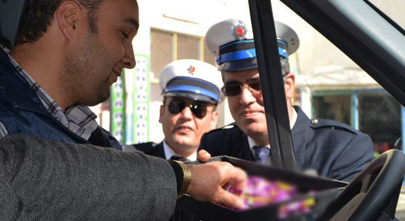 Turkse politie deelt chocolade bonbons uit aan verkeersovertreders