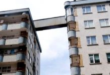 Inwoners van twee flatgebouwen maken noodbrug op dak