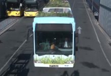 Gemeentebus met tuin op het dak de weg op in Istanbul