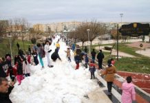 Turkse gemeente regelt 20 vrachtwagens sneeuw voor schoolvakantie