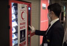 Gemeente Izmir plaatst automaten met gratis mondkapjes bij OV